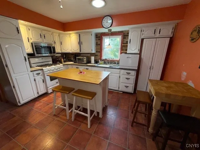 212 Hillside Avenue, Oswego, New York 13126, Oswego, New York 13126, 4 Bedrooms Bedrooms, 9 Rooms Rooms,1 BathroomBathrooms,Residential,For Sale,212 Hillside Avenue, Oswego, New York 13126,0,S1646608