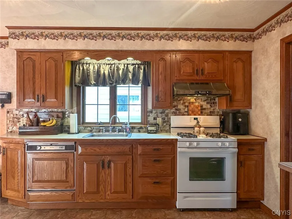 3 Glendale Place, Herkimer, New York 13350, Herkimer, New York 13350, 3 Bedrooms Bedrooms, 6 Rooms Rooms,1 BathroomBathrooms,Residential,For Sale,3 Glendale Place, Herkimer, New York 13350,0,S1646442