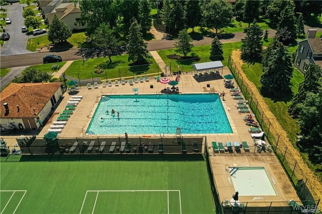 Large heated saltwater pool - one of 3 to choose from