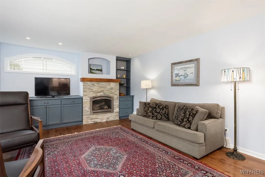 Gas fireplace has programmable thermostat