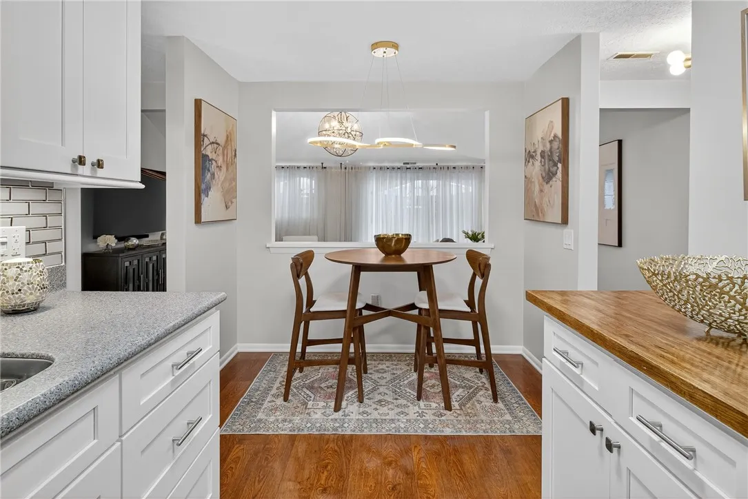  CASUAL EAT-IN-KITCHEN AREA W/ PASS-THRU TO THE GREAT ROOM. COUNTER HEIGHT TABLE & CHAIRS MAY STAY WITH THE SALE.