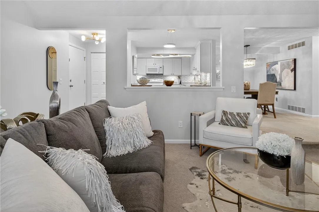 NICE OPEN FLOW FROM THE ENTRY THROUGH THE KITCHEN, DINING AREA AND GREAT ROOM