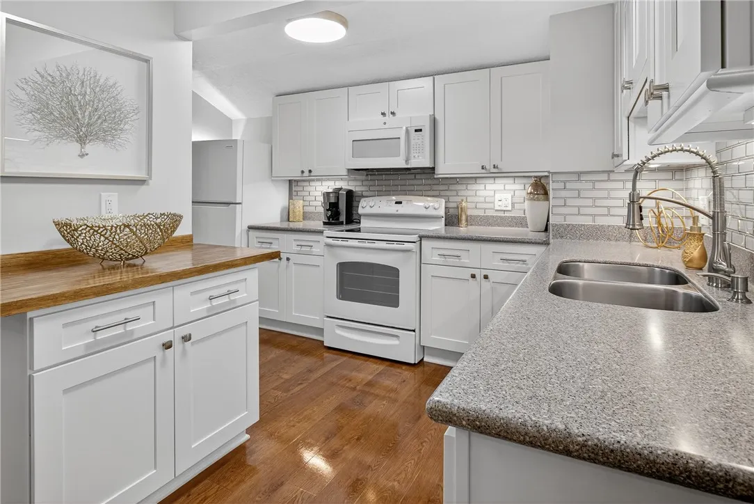 27-8 Great Wood Court 8, Perinton, New York 14450, Perinton, New York 14450, 1 Bedroom Bedrooms, 4 Rooms Rooms,1 BathroomBathrooms,Residential,Closed,27-8 Great Wood Court 8, Perinton, New York 14450,0,R1644192