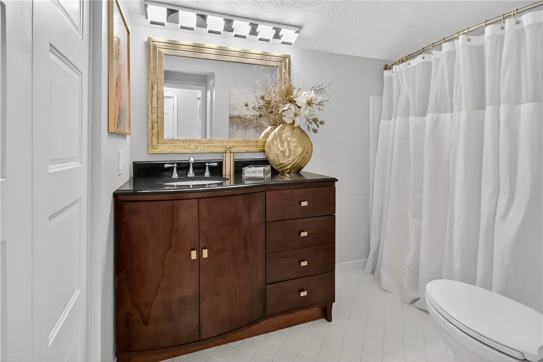 COMFORTABLY SIZED BATHROOM