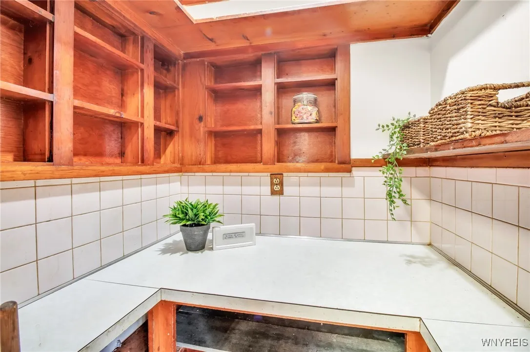 Walk in pantry -kitchen