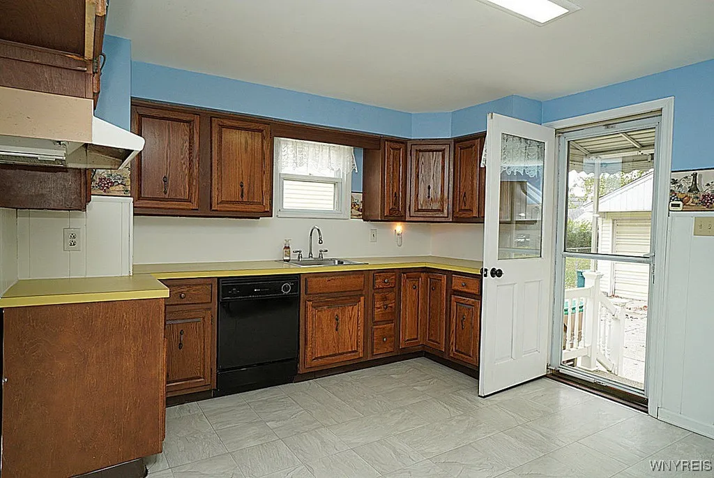89 White Road, Cheektowaga, New York 14225, Cheektowaga, New York 14225, 4 Bedrooms Bedrooms, 6 Rooms Rooms,1 BathroomBathrooms,Residential,For Sale,89 White Road, Cheektowaga, New York 14225,0,B1646761