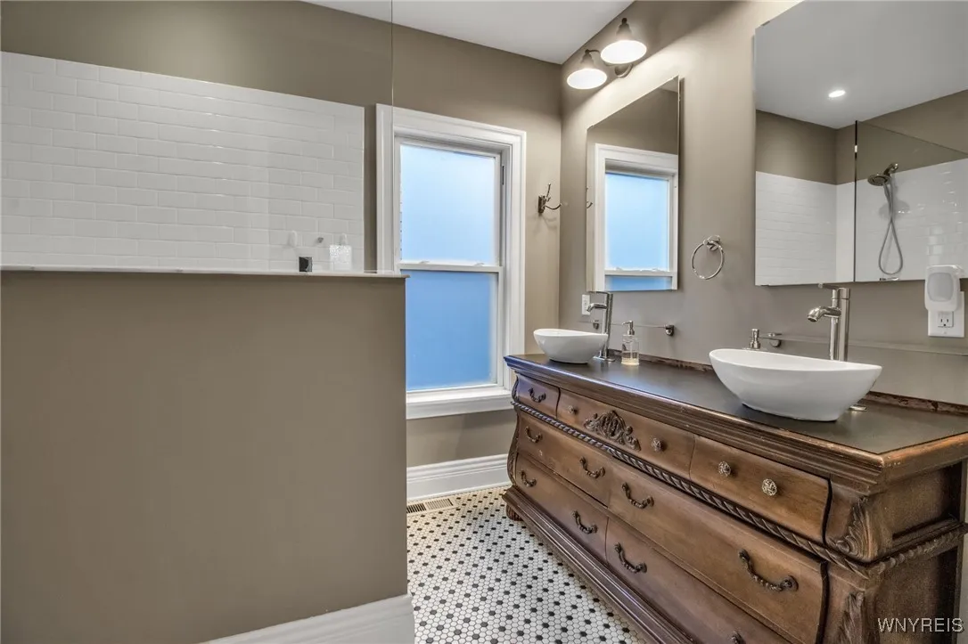 288 Baynes Street, Buffalo, New York 14213, Buffalo, New York 14213, 4 Bedrooms Bedrooms, 7 Rooms Rooms,2 BathroomsBathrooms,Residential,Closed,288 Baynes Street, Buffalo, New York 14213,0,B1646247