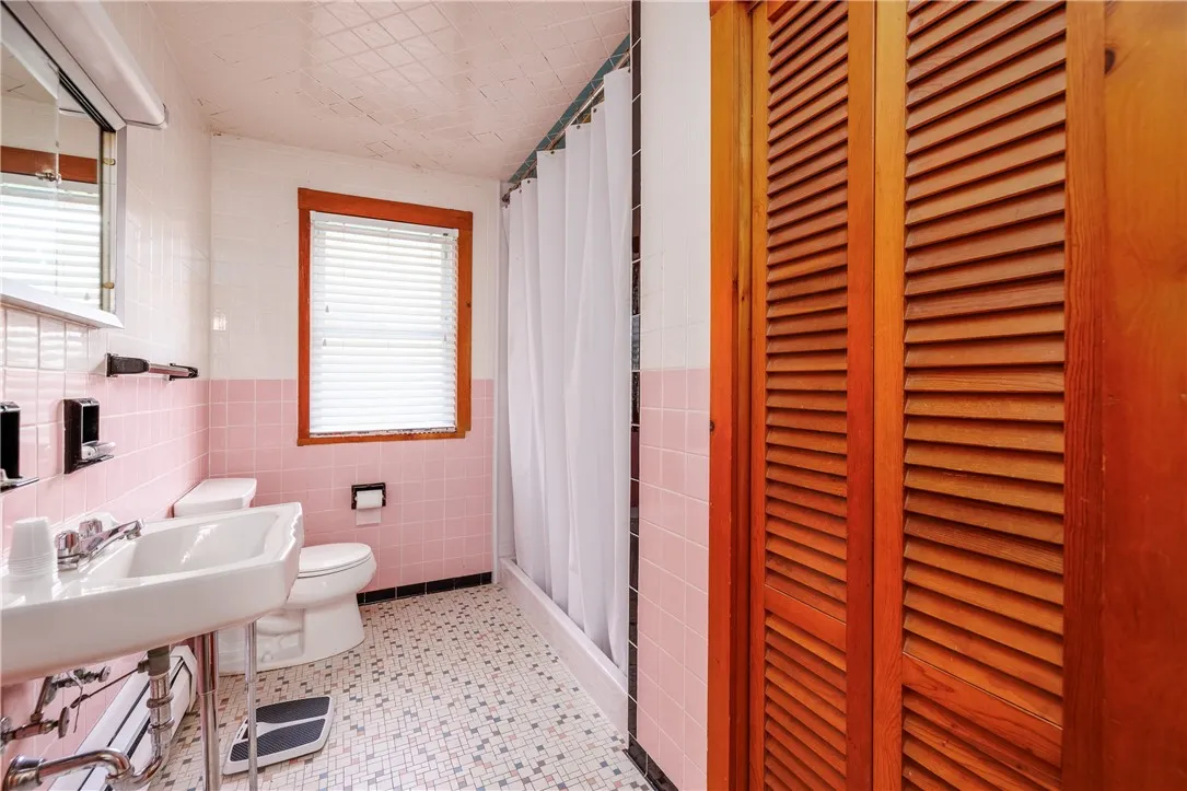 3851 Mount Read Boulevard, Greece, New York 14616, Greece, New York 14616, 3 Bedrooms Bedrooms, 5 Rooms Rooms,1 BathroomBathrooms,Residential,For Sale,3851 Mount Read Boulevard, Greece, New York 14616,0,R1646254