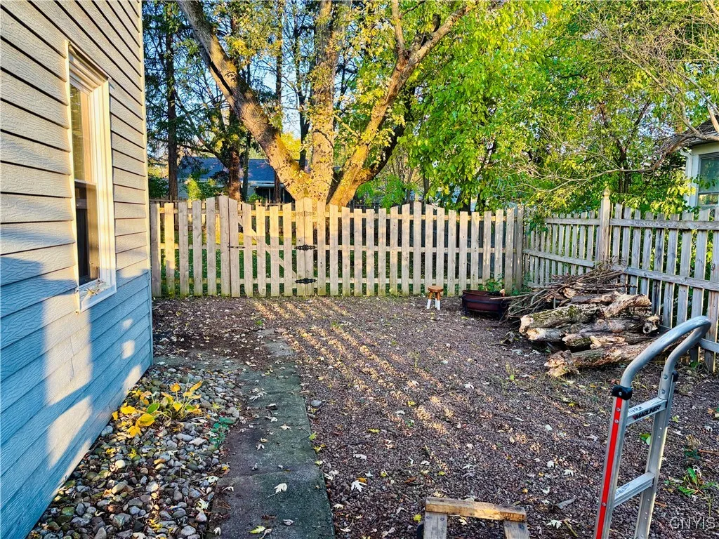 side yard fully fenced