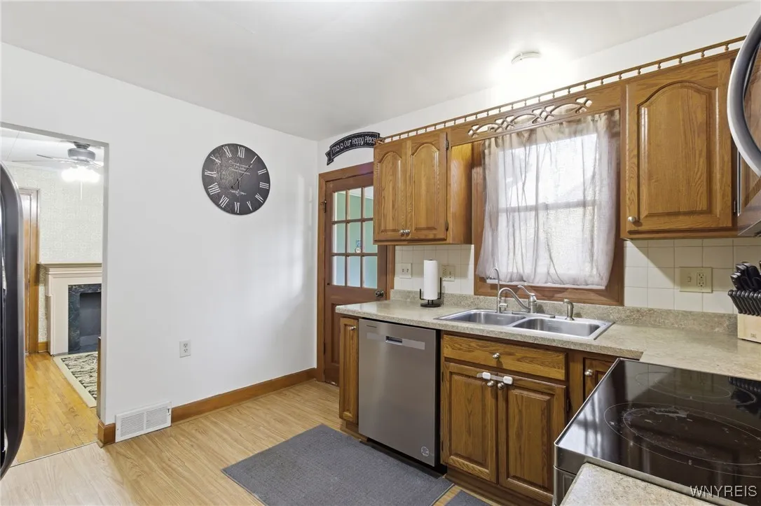 2945 Michigan Avenue, Niagara Falls, New York 1430, Niagara Falls, New York 14305, 3 Bedrooms Bedrooms, 8 Rooms Rooms,2 BathroomsBathrooms,Residential,For Sale,2945 Michigan Avenue, Niagara Falls, New York 1430,0,B1646933