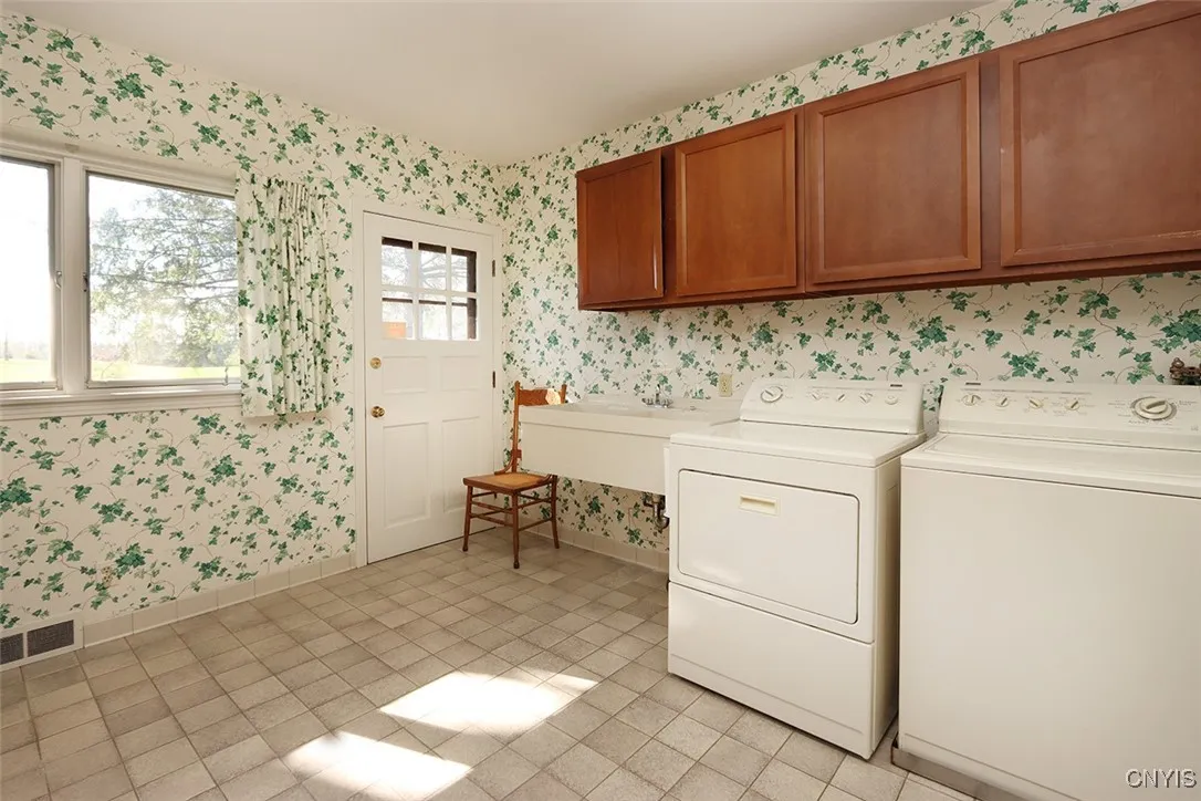 7500 Hunt Lane, Manlius, New York 13066, Manlius, New York 13066, 4 Bedrooms Bedrooms, 11 Rooms Rooms,3 BathroomsBathrooms,Residential,For Sale,7500 Hunt Lane, Manlius, New York 13066,0,S1646586