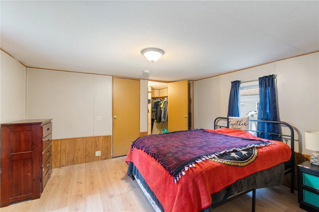 Extra large closet! Walk right in!