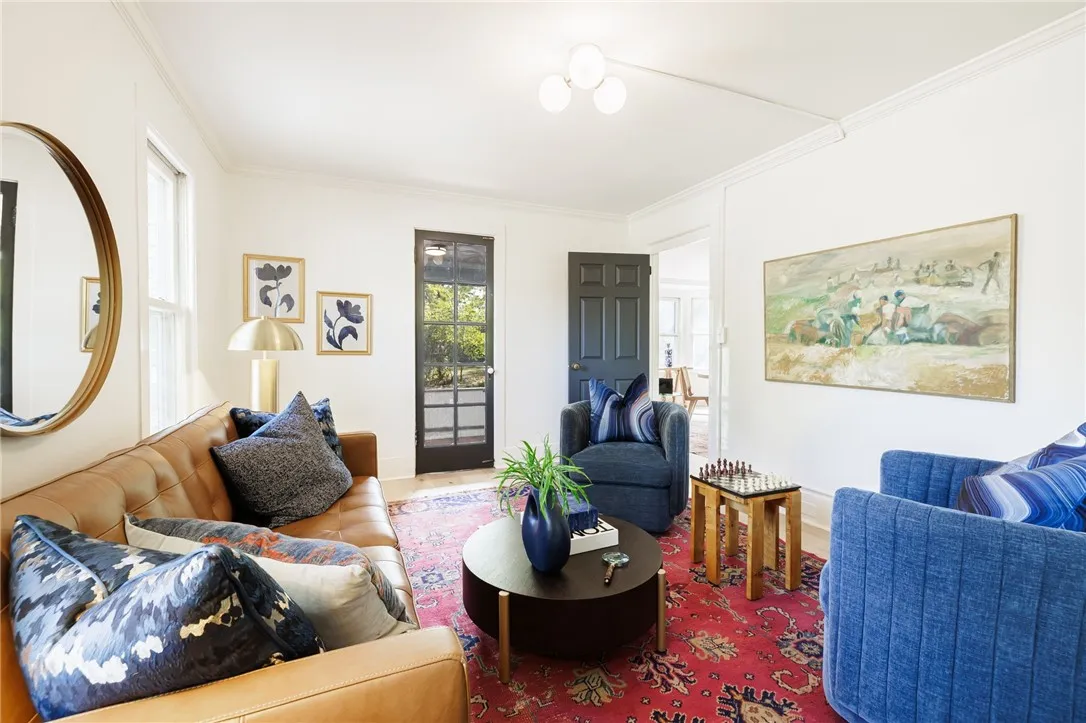 Direct entrance to living room/office