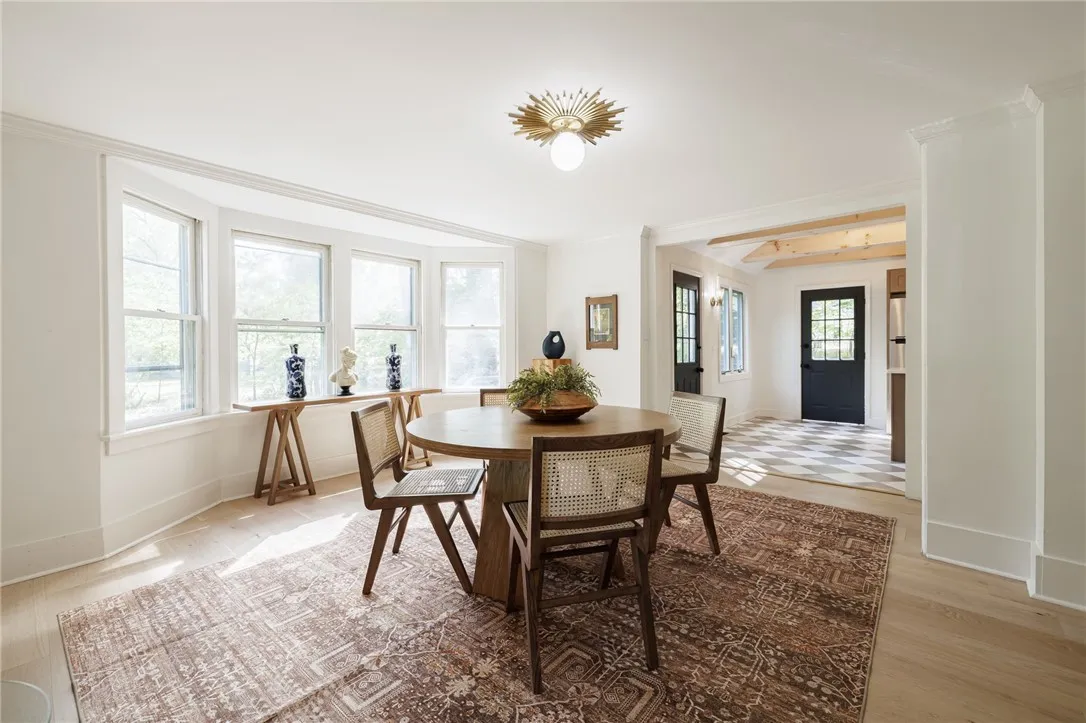 Dining/Family room to kitchen