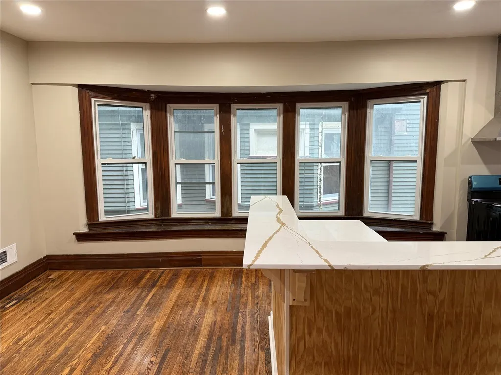 483 Alexander Street 4, Rochester, New York 14605, Rochester, New York 14605, 2 Bedrooms Bedrooms, 6 Rooms Rooms,1 BathroomBathrooms,Residential Lease,For Rent,483 Alexander Street 4, Rochester, New York 14605,0,R1647265