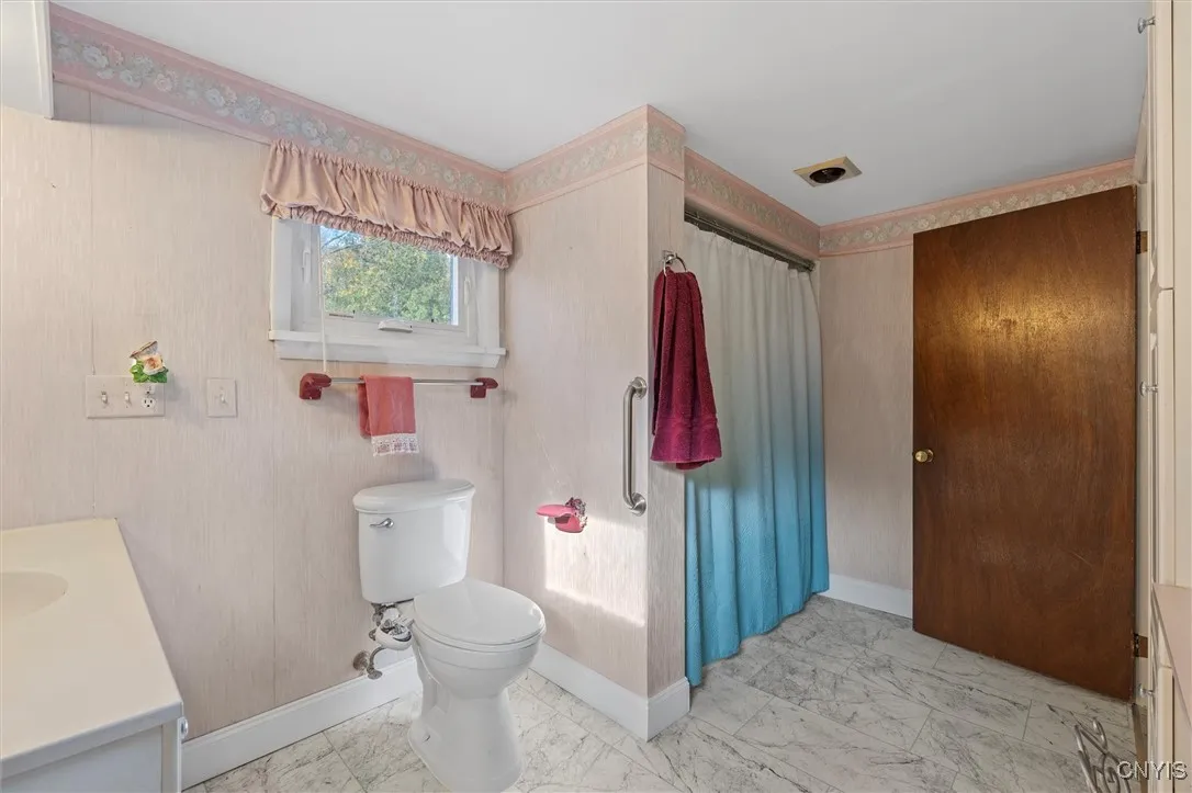 FULL BATH W/PRACTICAL VANITY SEATING