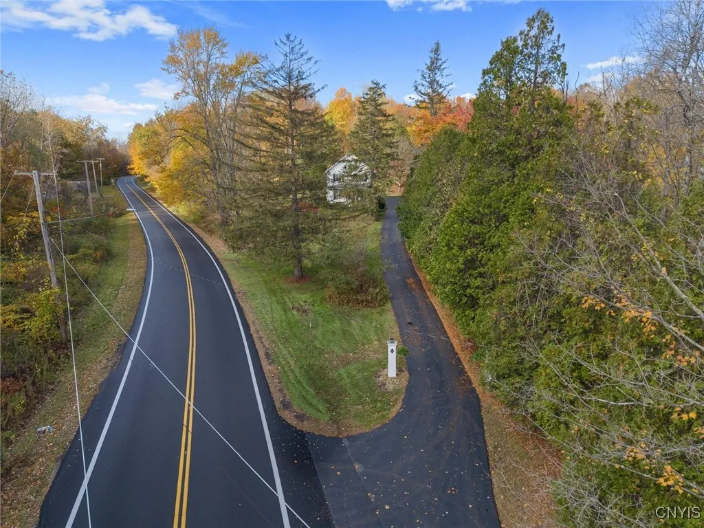 APPEALING APPROACH FROM THE ROAD INTO WELL MAINTAIN DRIVEWAY
