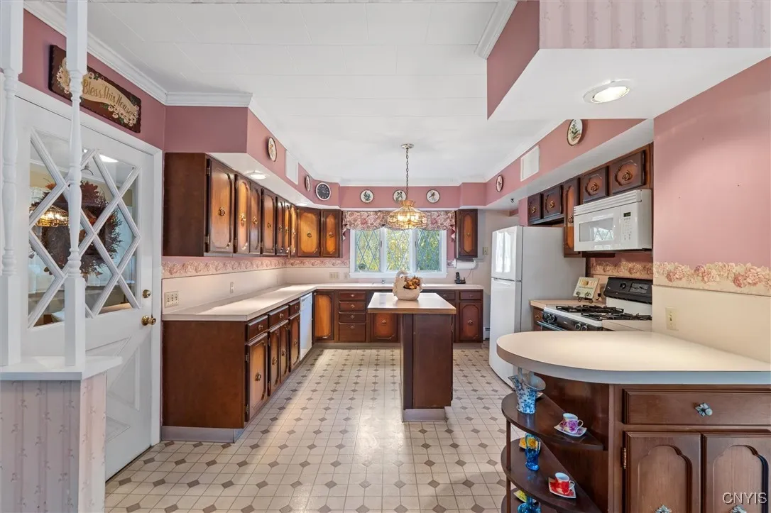 FULLY EQUIPPED KITCHEN W/ ALL APPLIANCES INCLUDED.