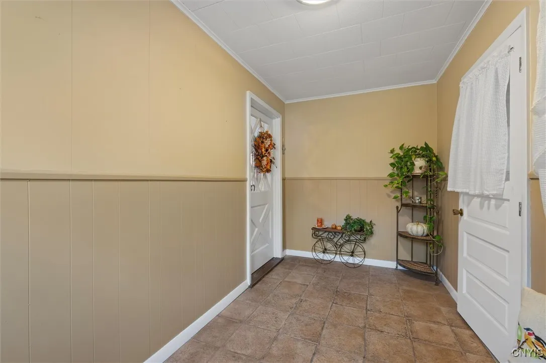 ENTRY BETWEEN GARAGE AND HOUSE