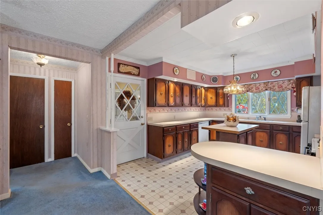 KITCHEN OFF SIDE ENTRY