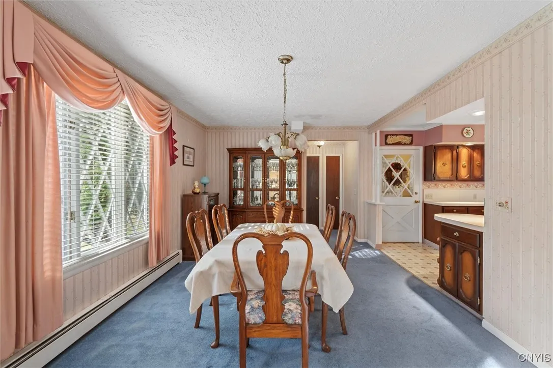 EXPANSIVE DINING AREA