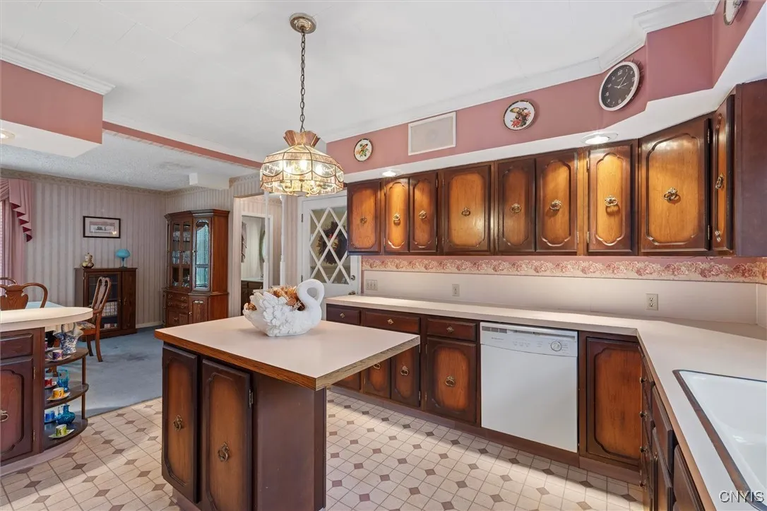 SO MUCH WORK SPACE IN KITCHEN