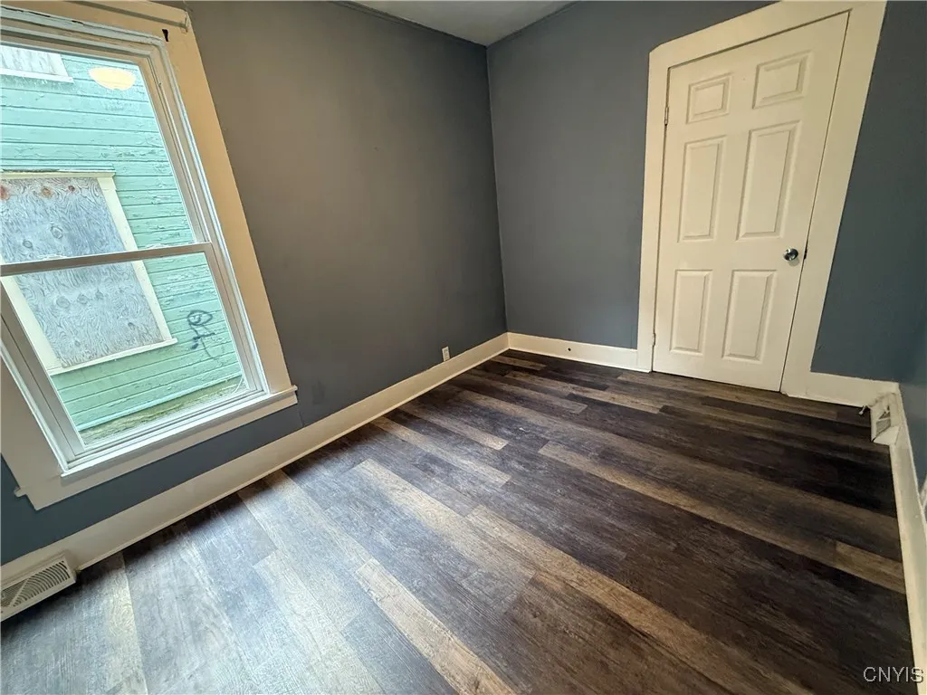 221.5 Lakeview Avenue 1e, Syracuse, New York 13204, Syracuse, New York 13204, 2 Bedrooms Bedrooms, 5 Rooms Rooms,1 BathroomBathrooms,Residential Lease,For Rent,221.5 Lakeview Avenue 1e, Syracuse, New York 13204,0,S1647138