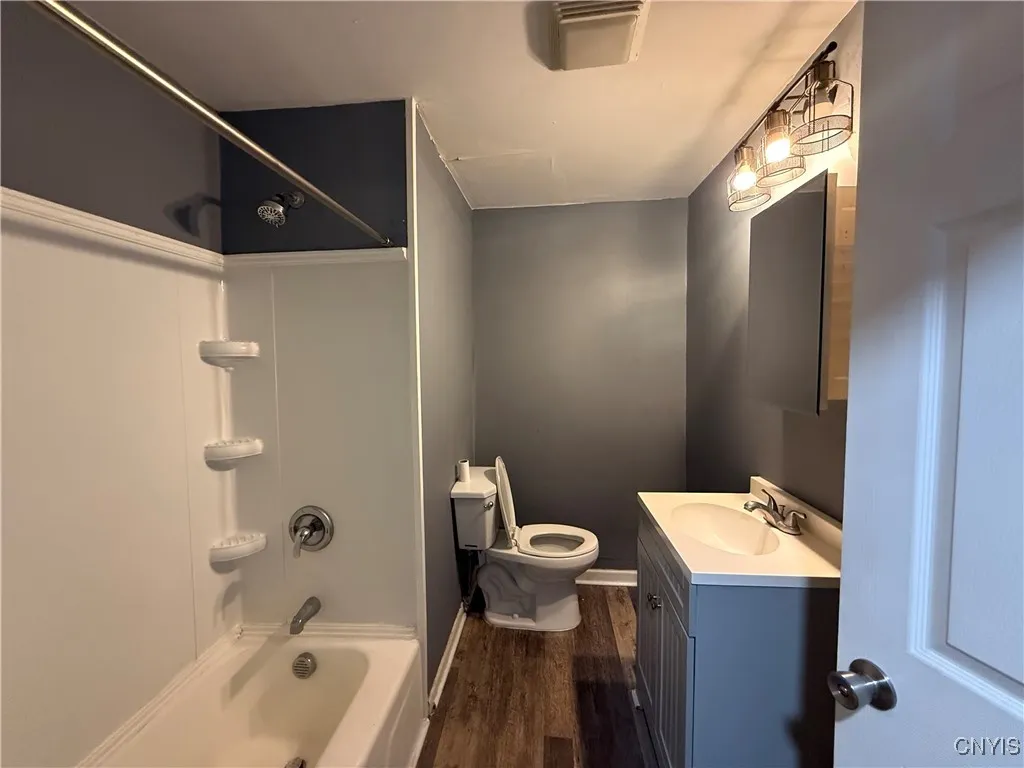 221.5 Lakeview Avenue 1e, Syracuse, New York 13204, Syracuse, New York 13204, 2 Bedrooms Bedrooms, 5 Rooms Rooms,1 BathroomBathrooms,Residential Lease,For Rent,221.5 Lakeview Avenue 1e, Syracuse, New York 13204,0,S1647138