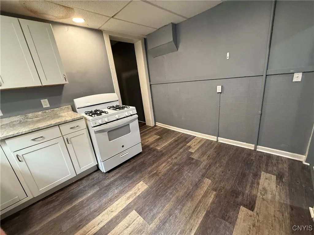 221.5 Lakeview Avenue 1e, Syracuse, New York 13204, Syracuse, New York 13204, 2 Bedrooms Bedrooms, 5 Rooms Rooms,1 BathroomBathrooms,Residential Lease,For Rent,221.5 Lakeview Avenue 1e, Syracuse, New York 13204,0,S1647138