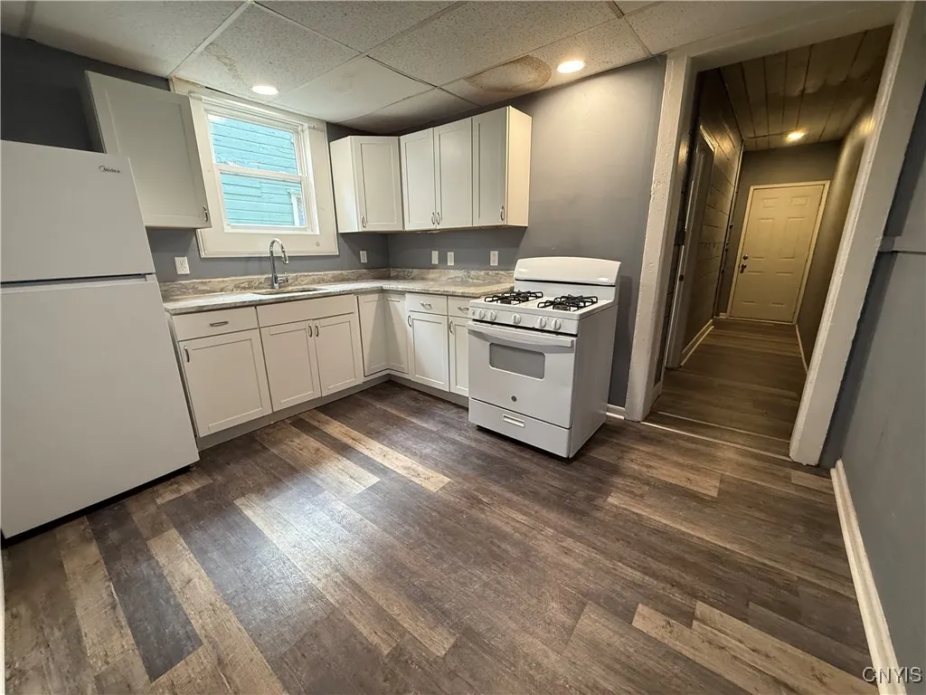 221.5 Lakeview Avenue 1e, Syracuse, New York 13204, Syracuse, New York 13204, 2 Bedrooms Bedrooms, 5 Rooms Rooms,1 BathroomBathrooms,Residential Lease,For Rent,221.5 Lakeview Avenue 1e, Syracuse, New York 13204,0,S1647138