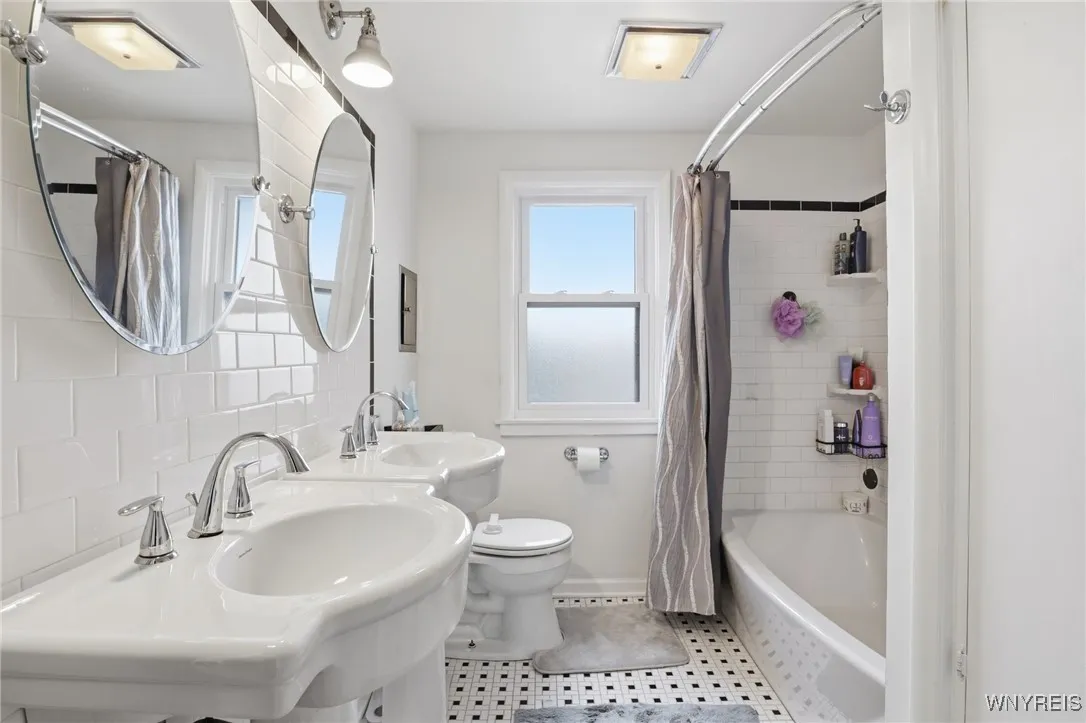 1060 Amherst Street, Buffalo, New York 14216, Buffalo, New York 14216, 4 Bedrooms Bedrooms, 10 Rooms Rooms,1 BathroomBathrooms,Residential,For Sale,1060 Amherst Street, Buffalo, New York 14216,0,B1645224