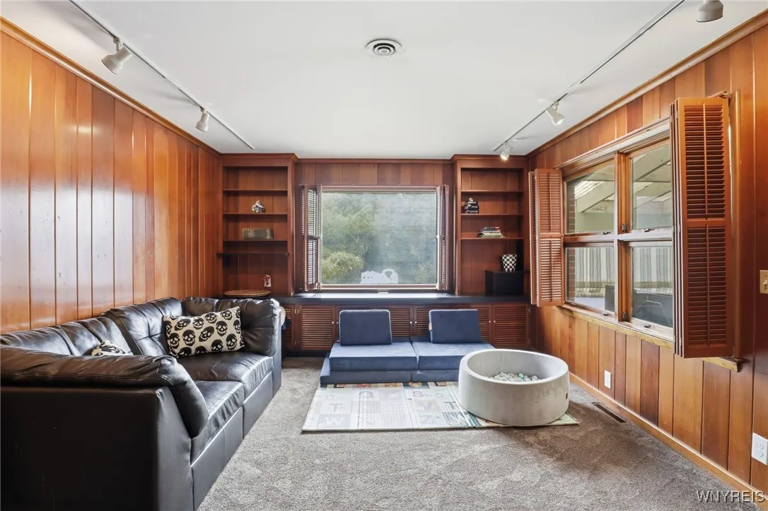 1060 Amherst Street, Buffalo, New York 14216, Buffalo, New York 14216, 4 Bedrooms Bedrooms, 10 Rooms Rooms,1 BathroomBathrooms,Residential,For Sale,1060 Amherst Street, Buffalo, New York 14216,0,B1645224