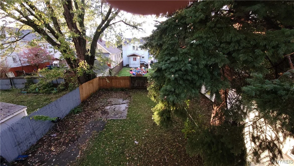 118 Pries (upper) - Shared Backyard