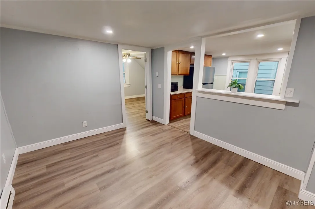 118 Pries (upper) - Living Room