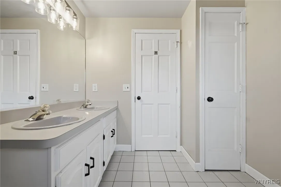 8221 Clarence Lane North, Clarence, New York 14051, Clarence, New York 14051, 5 Bedrooms Bedrooms, 10 Rooms Rooms,2 BathroomsBathrooms,Residential Lease,Closed,8221 Clarence Lane North, Clarence, New York 14051,0,B1647388