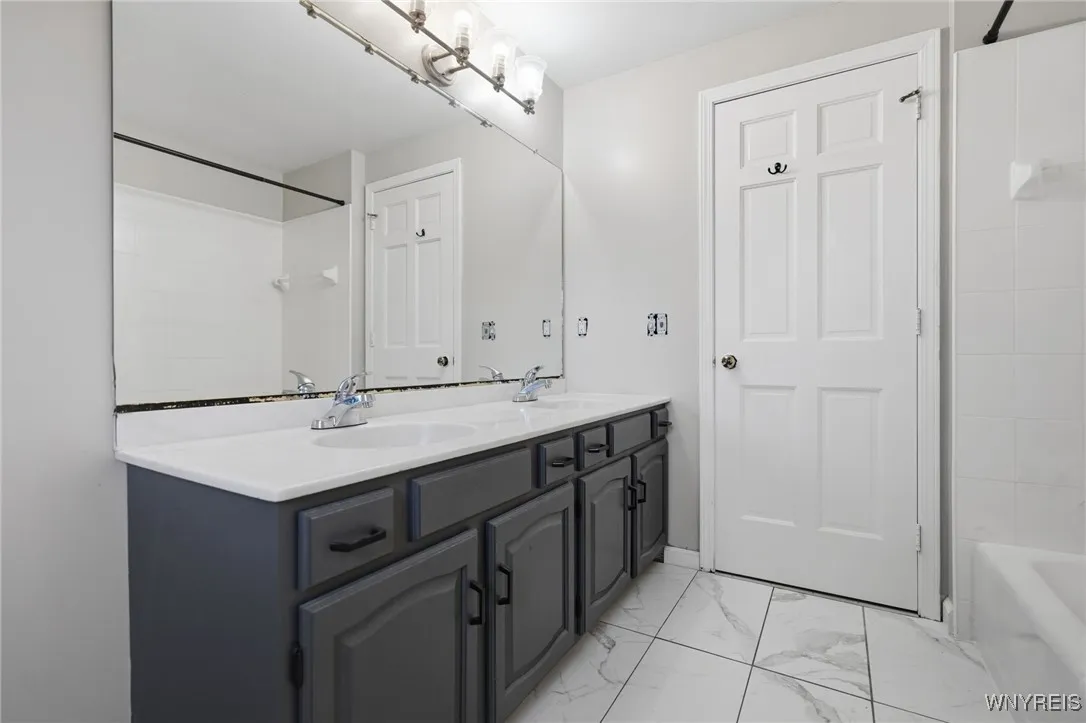 8221 Clarence Lane North, Clarence, New York 14051, Clarence, New York 14051, 5 Bedrooms Bedrooms, 10 Rooms Rooms,2 BathroomsBathrooms,Residential Lease,Closed,8221 Clarence Lane North, Clarence, New York 14051,0,B1647388