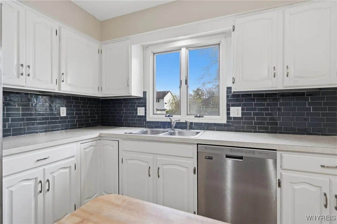 8221 Clarence Lane North, Clarence, New York 14051, Clarence, New York 14051, 5 Bedrooms Bedrooms, 10 Rooms Rooms,2 BathroomsBathrooms,Residential Lease,Closed,8221 Clarence Lane North, Clarence, New York 14051,0,B1647388