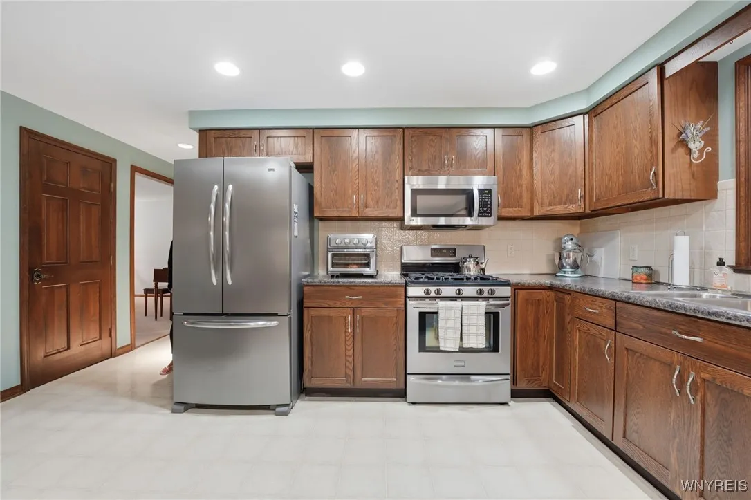 27 Bywater Court, Amherst, New York 14221, Amherst, New York 14221, 3 Bedrooms Bedrooms, 7 Rooms Rooms,2 BathroomsBathrooms,Residential,For Sale,27 Bywater Court, Amherst, New York 14221,0,B1647385