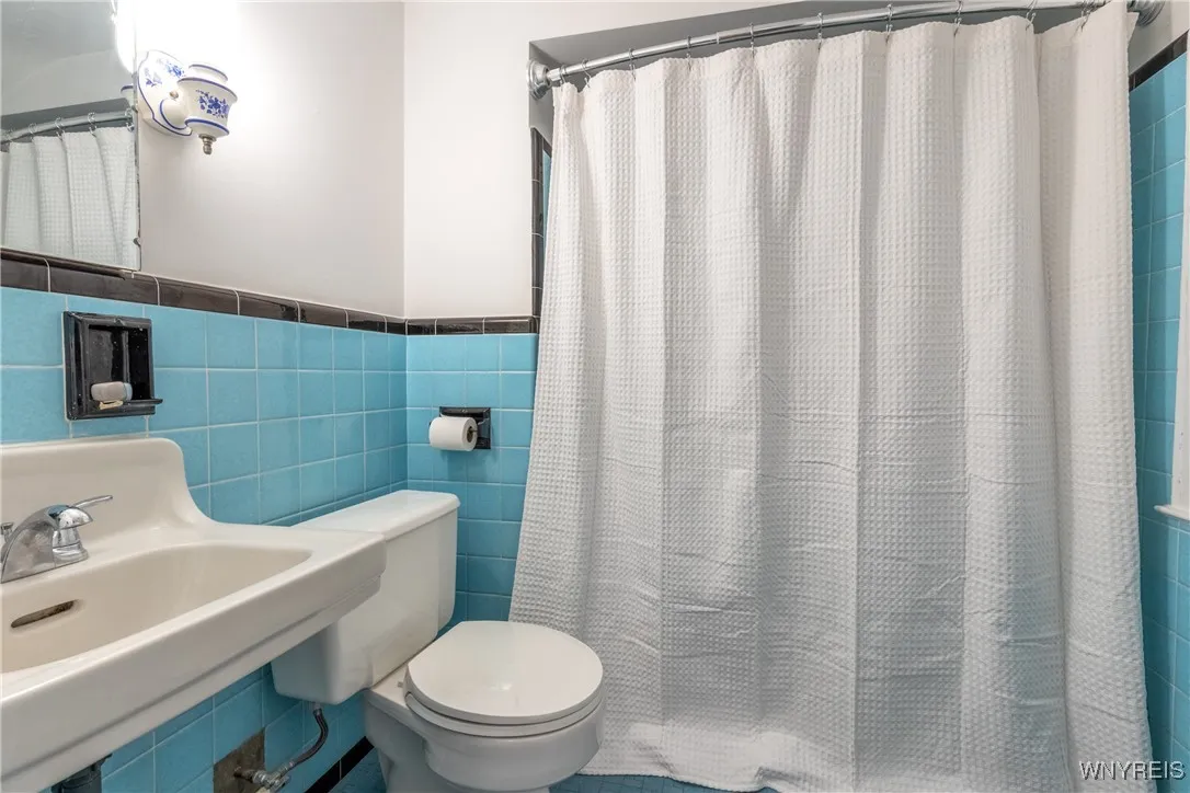 188 Northwood - 2nd floor full Bath