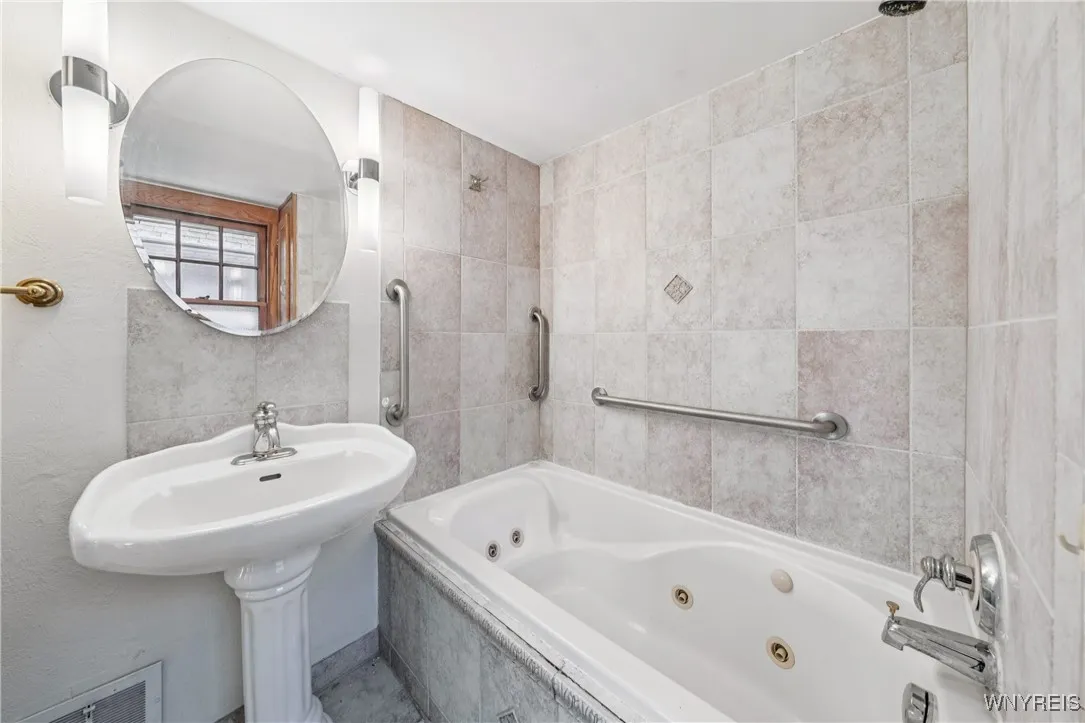 271 Niagara Street, Tonawanda, New York 14150, Tonawanda, New York 14150, 2 Bedrooms Bedrooms, 5 Rooms Rooms,1 BathroomBathrooms,Residential,For Sale,271 Niagara Street, Tonawanda, New York 14150,0,B1647453