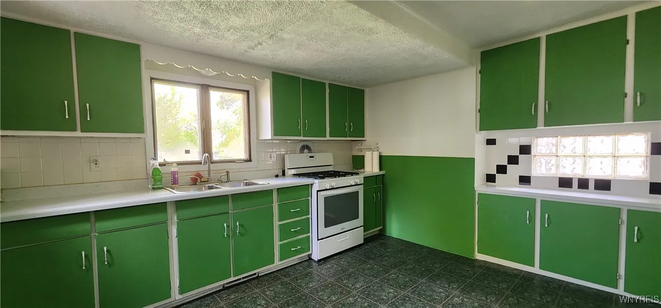 258 Grand Street, Lockport City, New York 14094, Lockport City, New York 14094, 2 Bedrooms Bedrooms, 5 Rooms Rooms,1 BathroomBathrooms,Residential,For Sale,258 Grand Street, Lockport City, New York 14094,0,B1645100