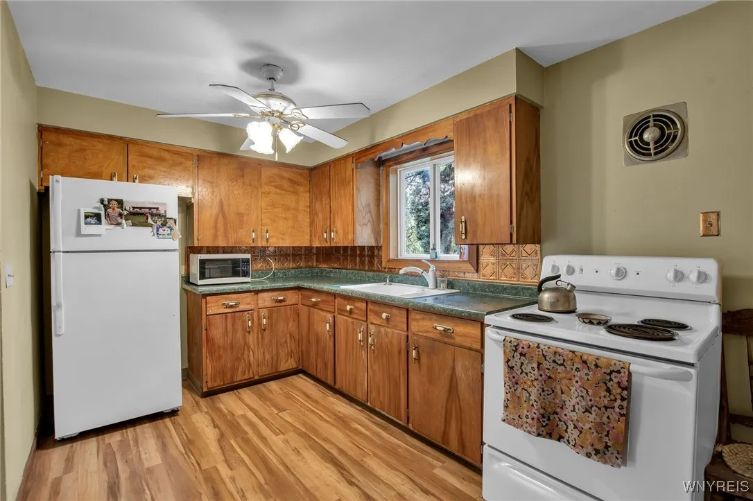 4180 Day Road, Lockport Town, New York 14094, Lockport Town, New York 14094, 2 Bedrooms Bedrooms, 5 Rooms Rooms,1 BathroomBathrooms,Residential,For Sale,4180 Day Road, Lockport Town, New York 14094,0,B1647416