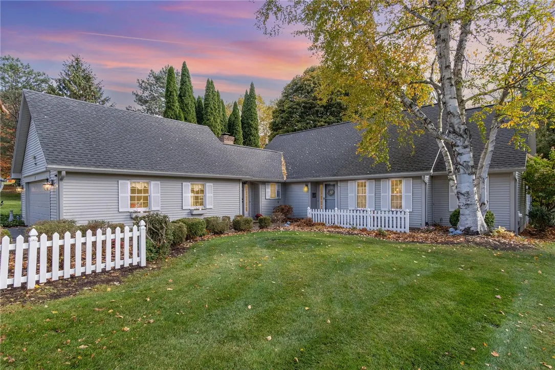 5 Park View Drive, Perinton, New York 14534, Perinton, New York 14534, 4 Bedrooms Bedrooms, 9 Rooms Rooms,2 BathroomsBathrooms,Residential,For Sale,5 Park View Drive, Perinton, New York 14534,0,R1647151