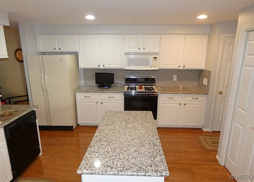 4283 Regents Park, Hamburg, New York 14075, Hamburg, New York 14075, 3 Bedrooms Bedrooms, 11 Rooms Rooms,2 BathroomsBathrooms,Residential,For Sale,4283 Regents Park, Hamburg, New York 14075,0,B1647551