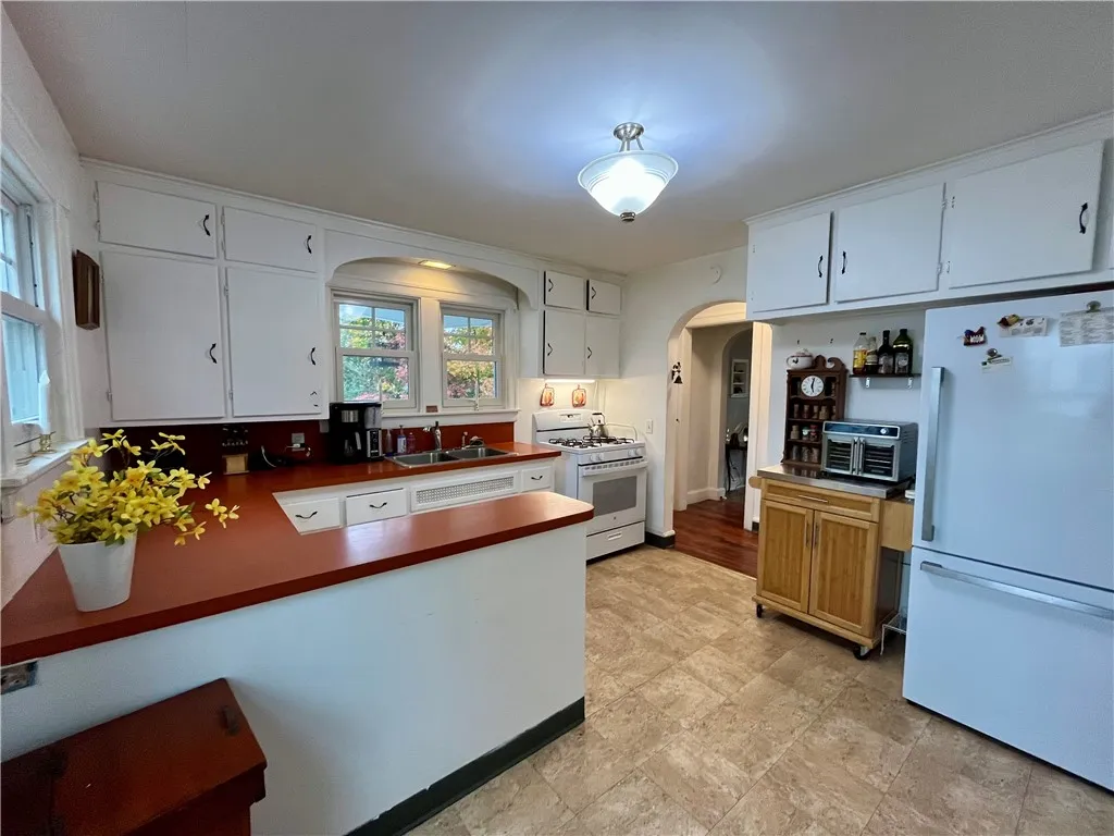 518 Larchmont Road, Elmira, New York 14905, Elmira, New York 14905, 2 Bedrooms Bedrooms, 6 Rooms Rooms,1 BathroomBathrooms,Residential,For Sale,518 Larchmont Road, Elmira, New York 14905,0,R1647580