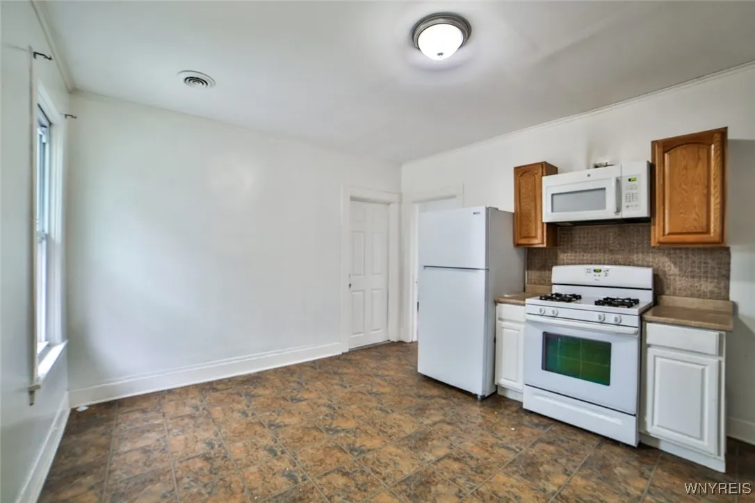 42 Buffum Street Upper, Buffalo, New York 14210, Buffalo, New York 14210, 3 Bedrooms Bedrooms, 5 Rooms Rooms,1 BathroomBathrooms,Residential Lease,Closed,42 Buffum Street Upper, Buffalo, New York 14210,0,B1644708