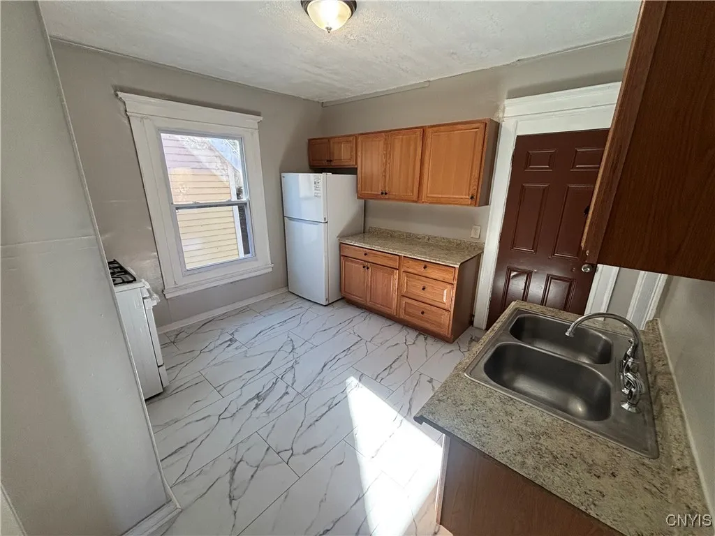 1070 South Geddes Street 1066, Syracuse, New York, Syracuse, New York 13204, 3 Bedrooms Bedrooms, 6 Rooms Rooms,1 BathroomBathrooms,Residential Lease,For Rent,1070 South Geddes Street 1066, Syracuse, New York ,0,S1647529