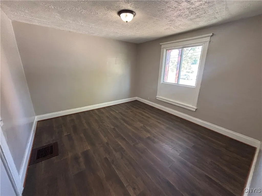 1070 South Geddes Street 1066, Syracuse, New York, Syracuse, New York 13204, 3 Bedrooms Bedrooms, 6 Rooms Rooms,1 BathroomBathrooms,Residential Lease,For Rent,1070 South Geddes Street 1066, Syracuse, New York ,0,S1647529