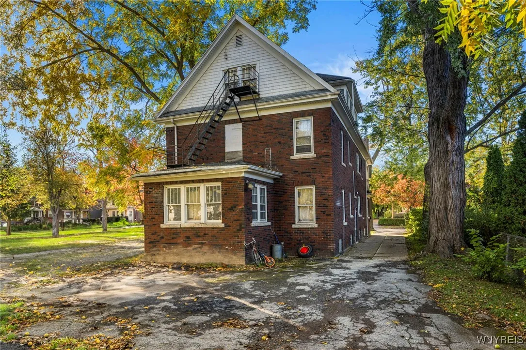 1130 Cleveland Avenue, Niagara Falls, New York 143, Niagara Falls, New York 14305, 7 Bedrooms Bedrooms, ,3 BathroomsBathrooms,Residential,For Sale,1130 Cleveland Avenue, Niagara Falls, New York 143,0,B1645747