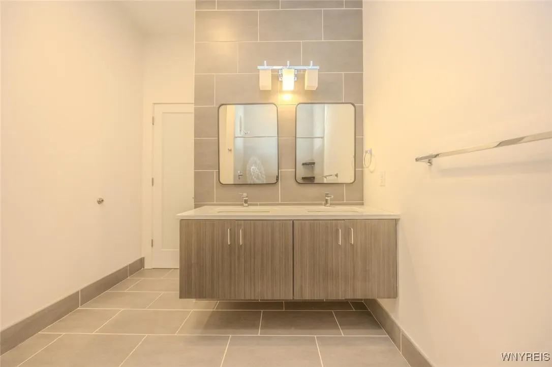 1020 Elmwood 402, Buffalo, New York 14422, Buffalo, New York 14422, 2 Bedrooms Bedrooms, 5 Rooms Rooms,1 BathroomBathrooms,Residential Lease,For Rent,1020 Elmwood 402, Buffalo, New York 14422,0,B1647021